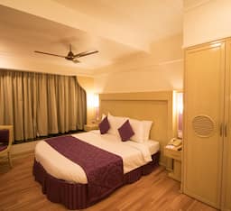 Club Executive King Double Room with Separate Sofa Seating Area with Breakfast
